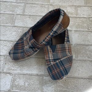 Toms blue and brown plad flats